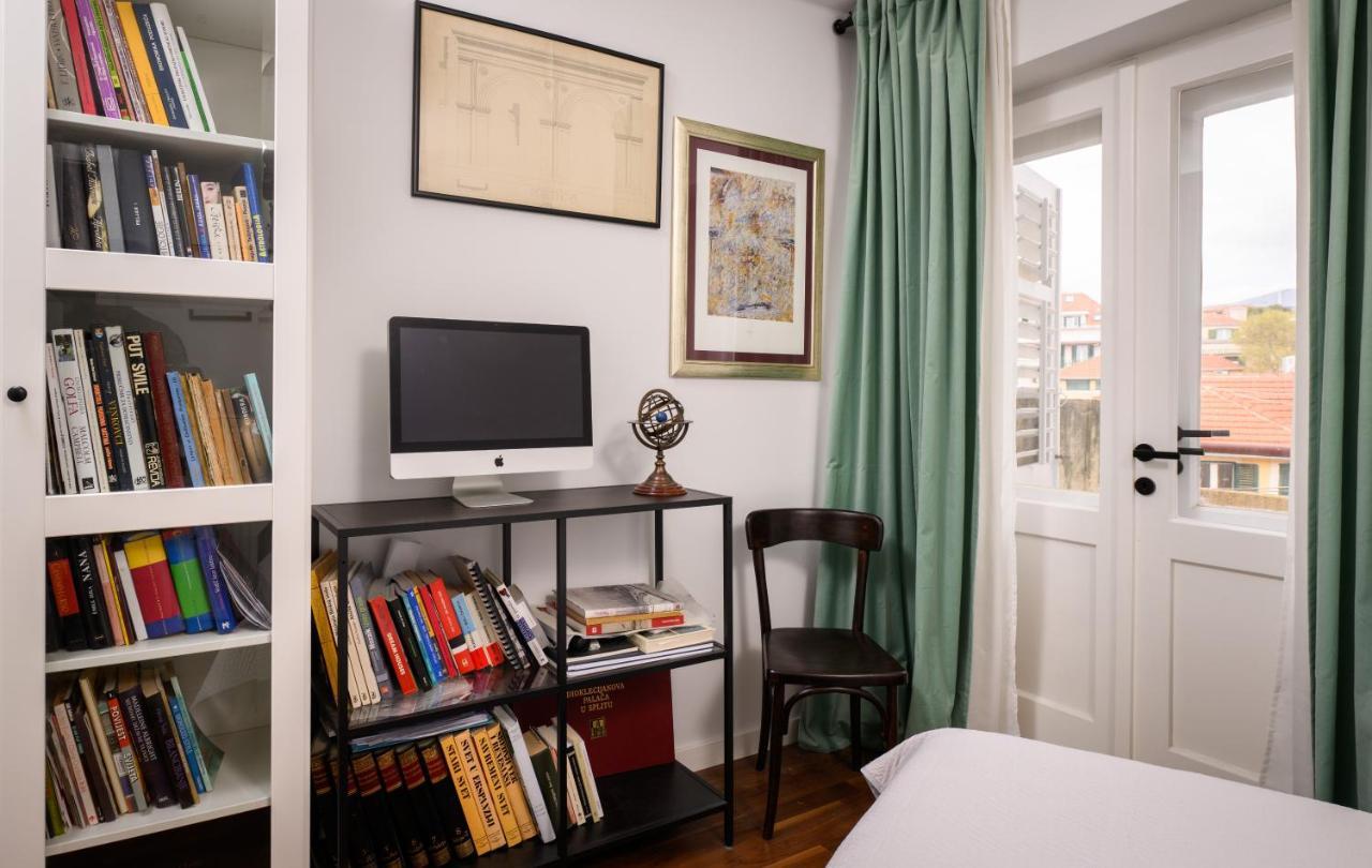 Designer Two-Bedroom Apartment Split Exterior photo
