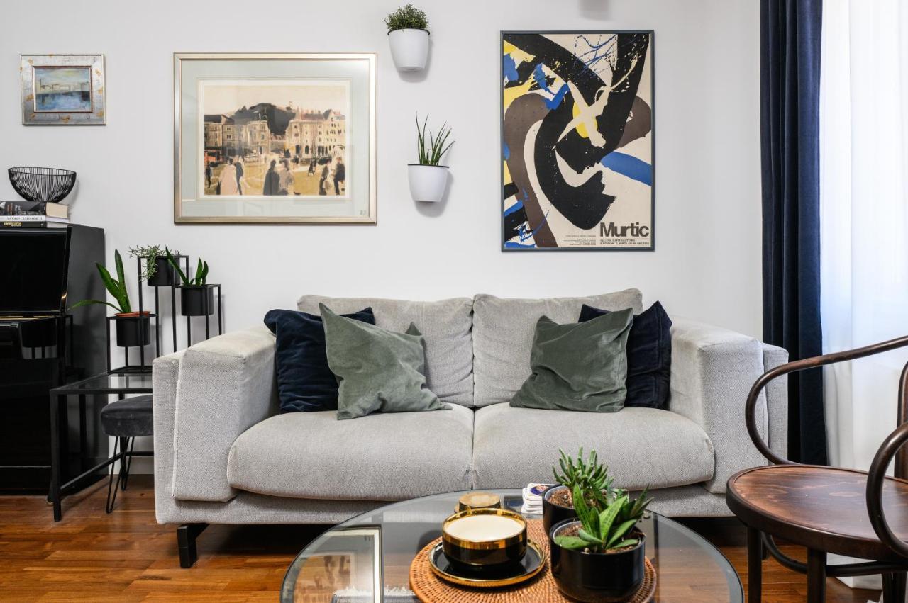 Designer Two-Bedroom Apartment Split Exterior photo
